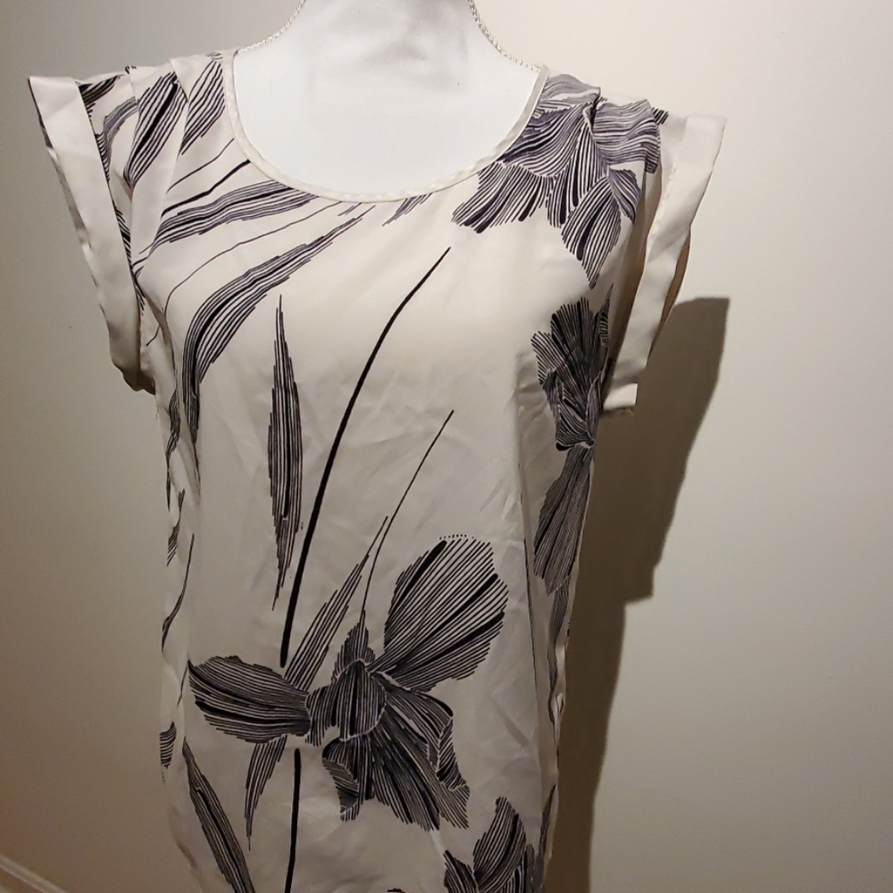 Limited S Pleated orchid floral Ivory short sleev